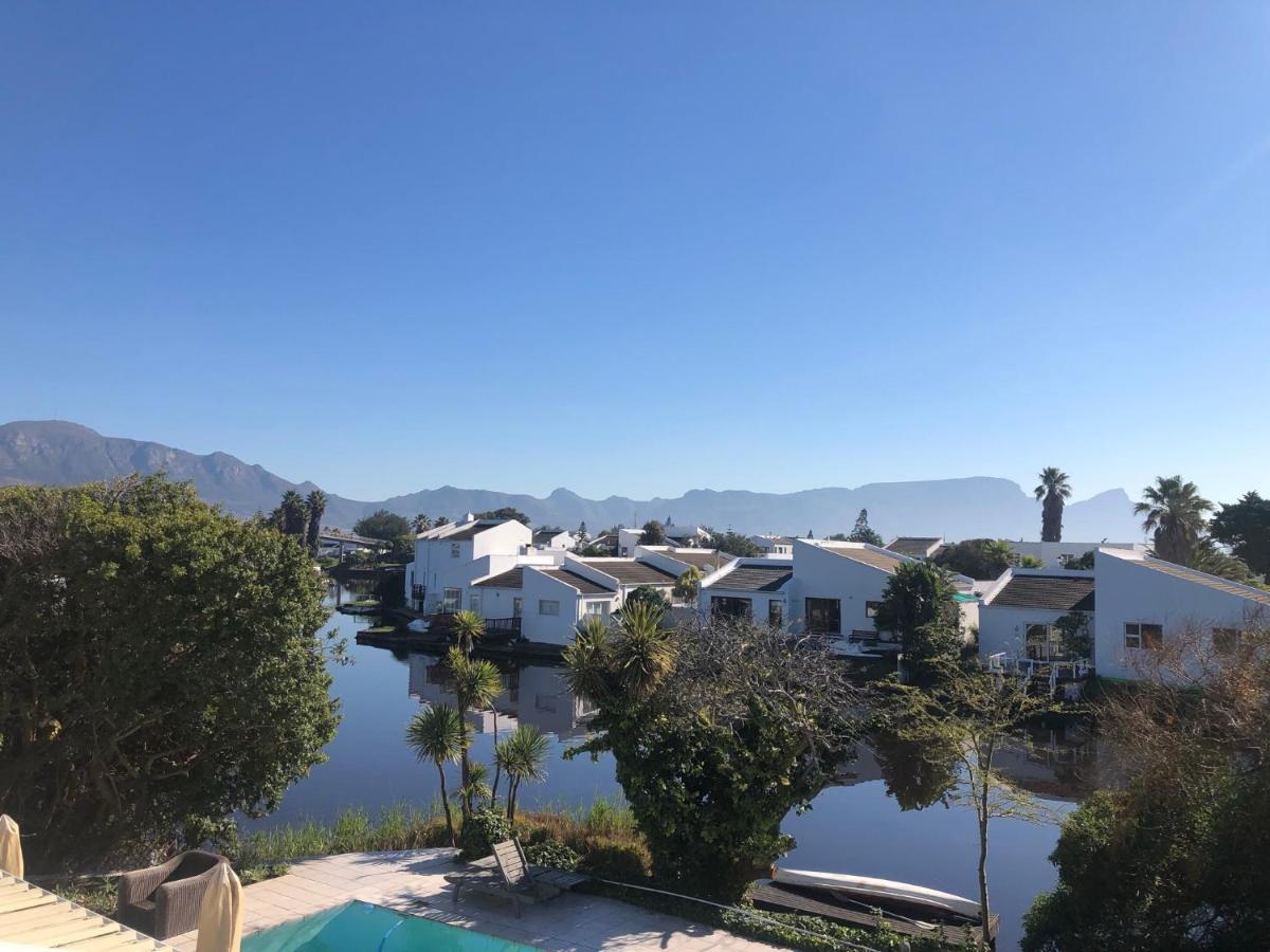 Holiday home Waters Edge With Pedelo