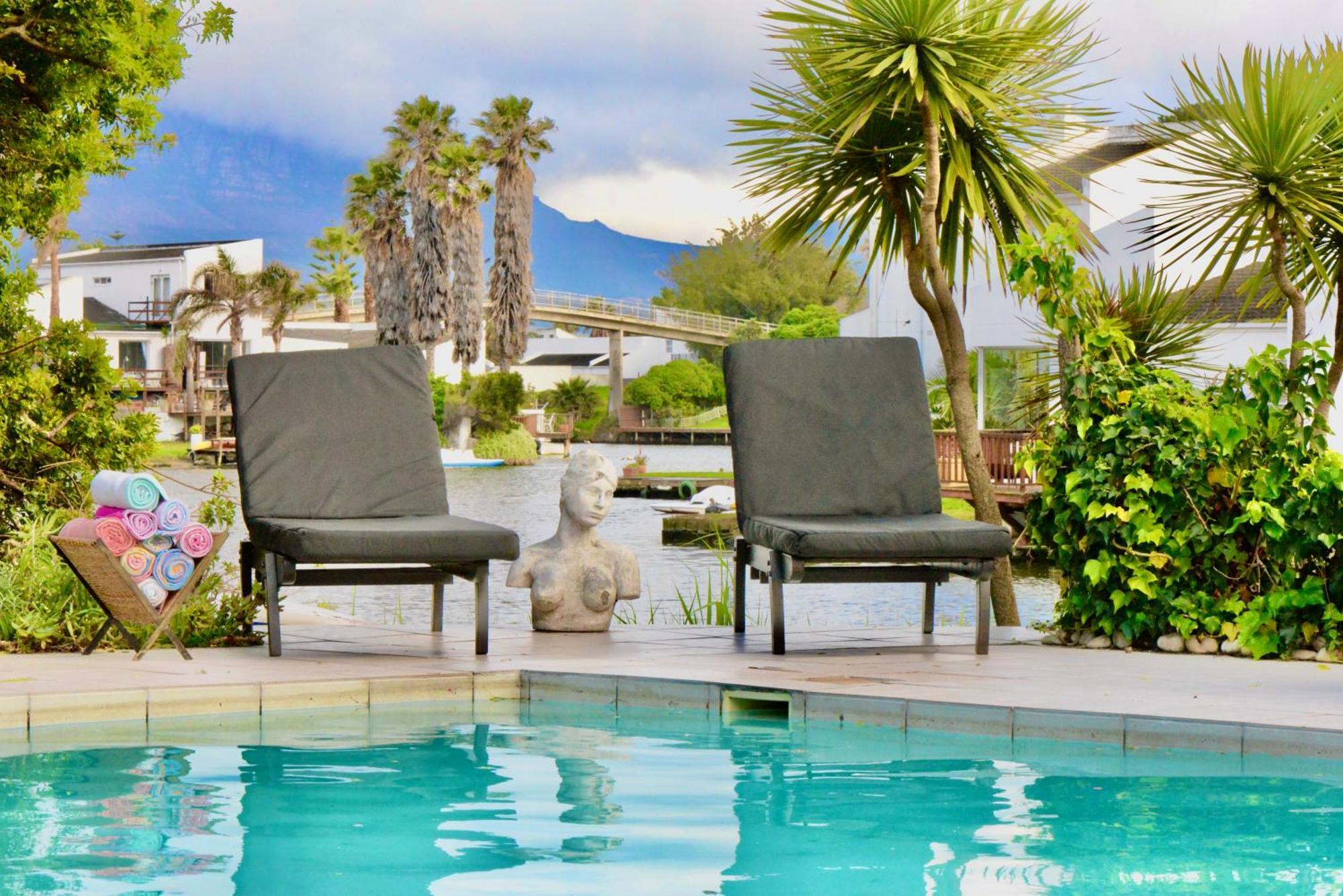 Holiday home Waters Edge With Pedelo