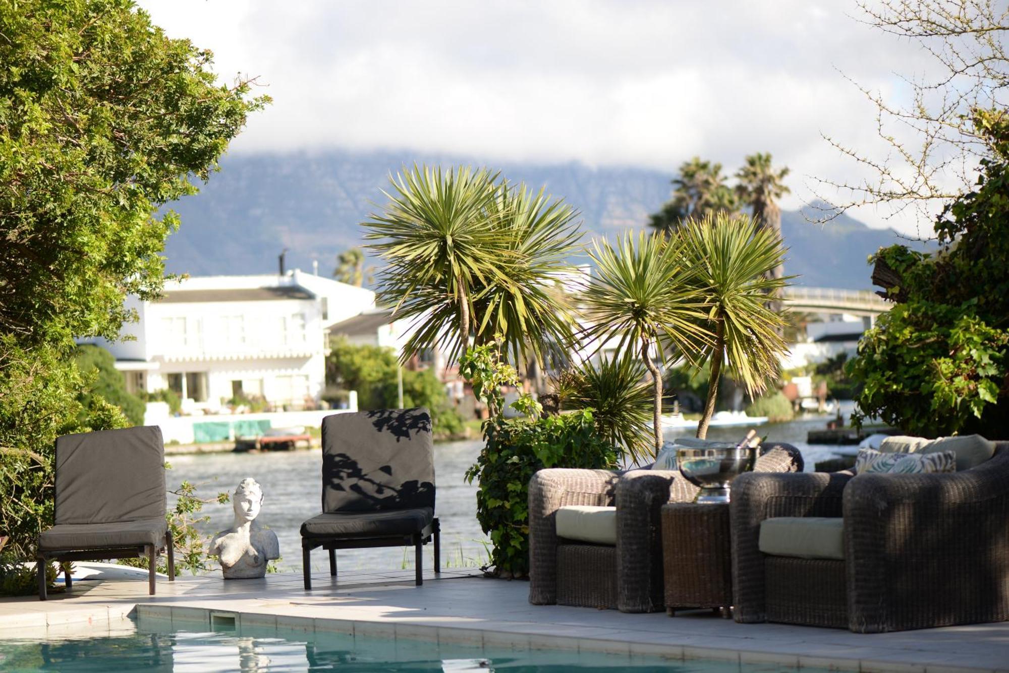 Waters Edge With Pedelo Holiday home
