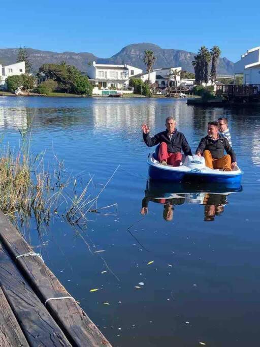 Waters Edge With Pedelo Holiday home *