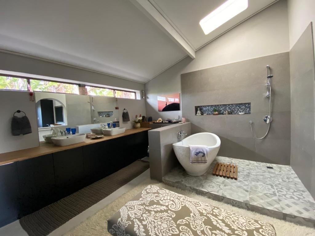 Waters Edge With Pedelo Holiday home