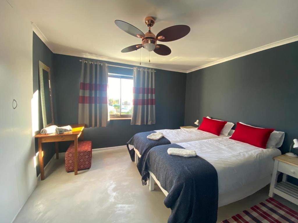 Waters Edge With Pedelo Holiday home