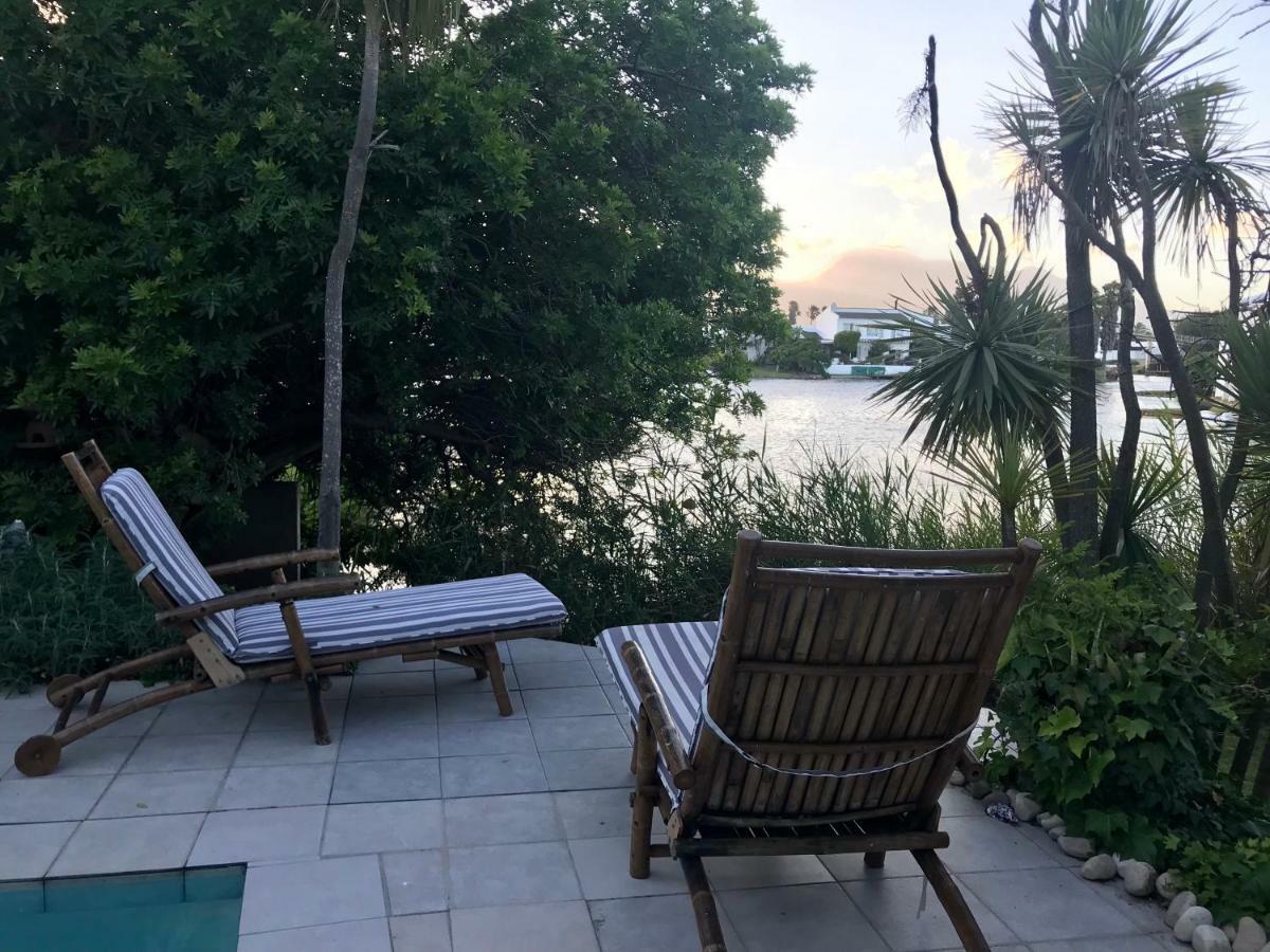 Waters Edge With Pedelo Holiday home *