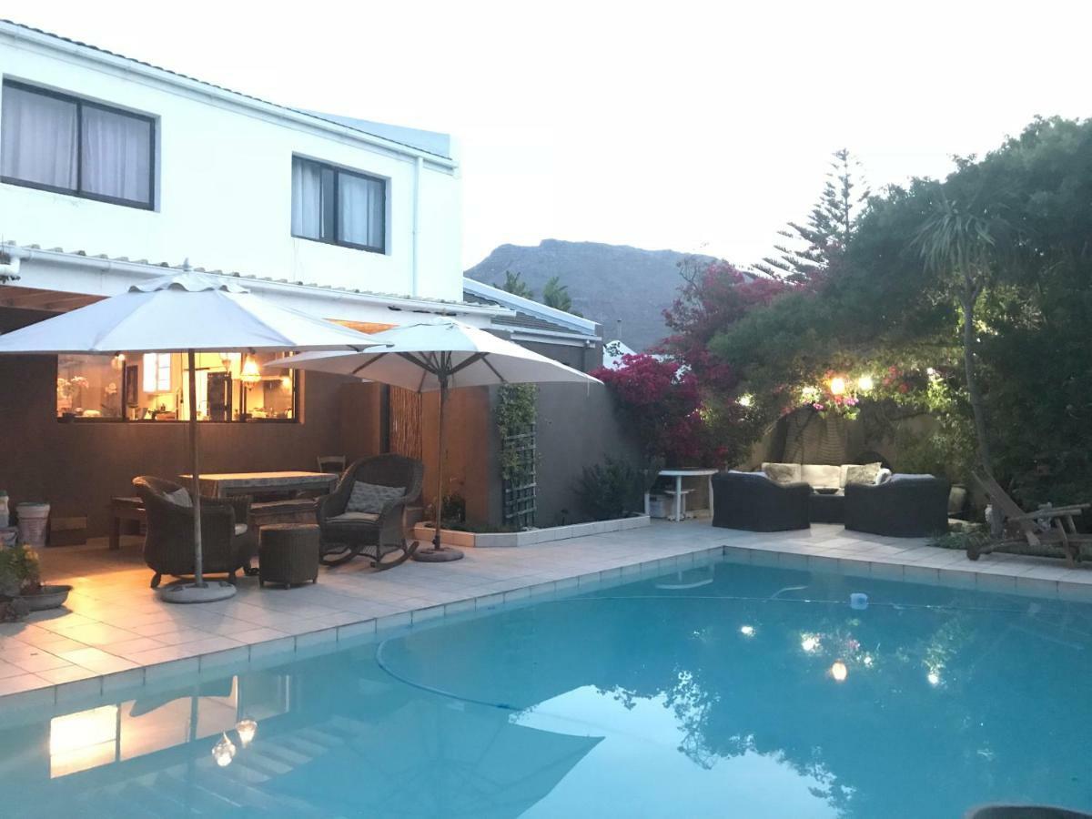 Holiday home Waters Edge With Pedelo