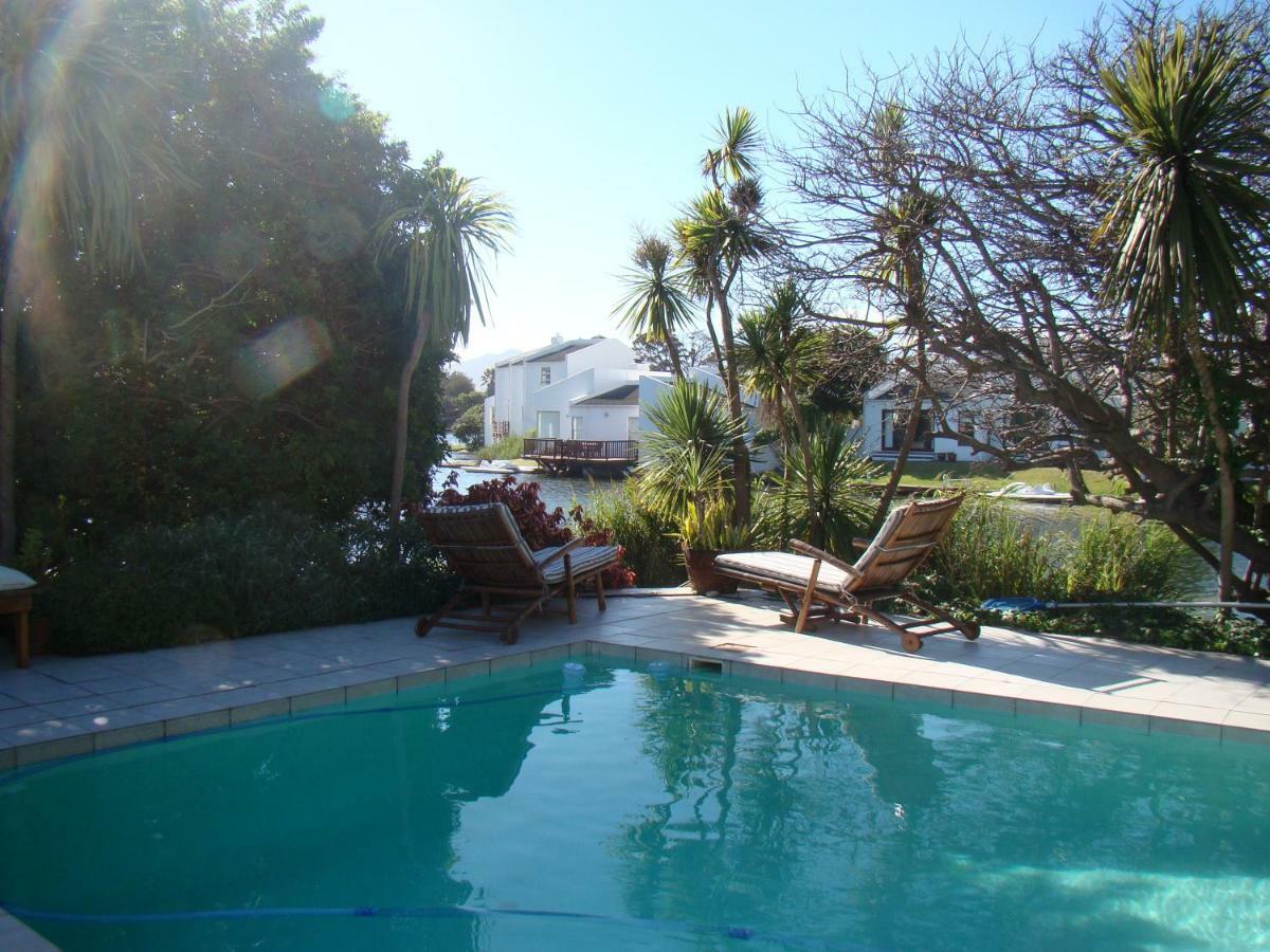 Holiday home Waters Edge With Pedelo *