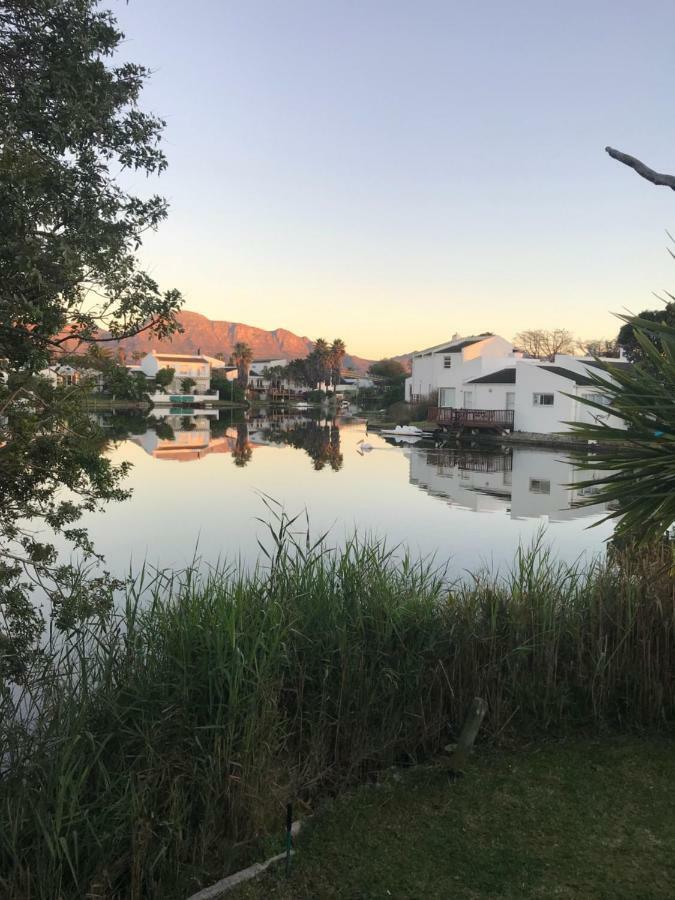 Holiday home Waters Edge With Pedelo Cape Town